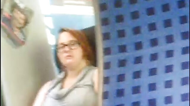 Najljubši :  Kurbina najstniška muca kadi in se zabija Porno film 